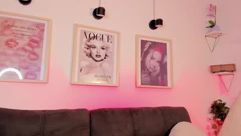 Snapshot of evan_voss chatting on 11-22-25, 01:32 Evan voss help me get 200 likesindependent model online show from 11-22-25, 01:32