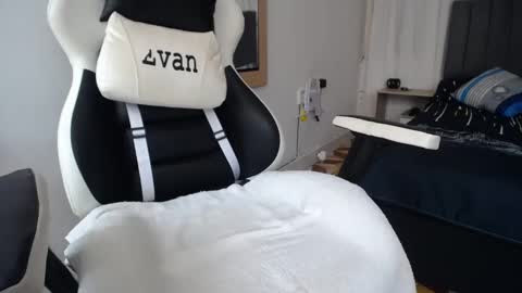 Snapshot of evans_king chatting on 02-22-25, 06:08 Evan online show from 02-22-25, 06:08