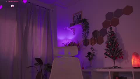 Snapshot of evapunkprincess chatting on 12-16-24, 11:33 Eva online show from 12-16-24, 11:33