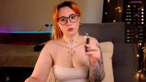 Snapshot of evaredmooon chatting on 11-27-25, 09:00 Moon online show from 11-27-25, 09:00