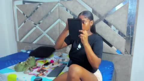 Eva And Emmanuel online show from 12-18-25, 01:28