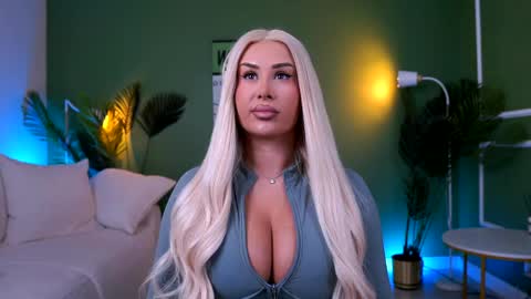 Snapshot of evazane chatting on 05-10-26, 10:42 Eva online show from 05-10-26, 10:42