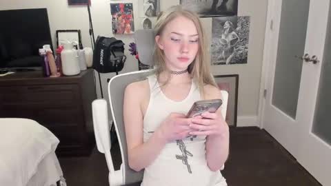 Snapshot of eve003300 chatting on 12-04-24, 11:13 Goddess Eve online show from 12-04-24, 11:13