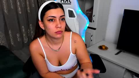 Snapshot of eveeevian chatting on 02-23-25, 05:18 eveeevian online show from 02-23-25, 05:18