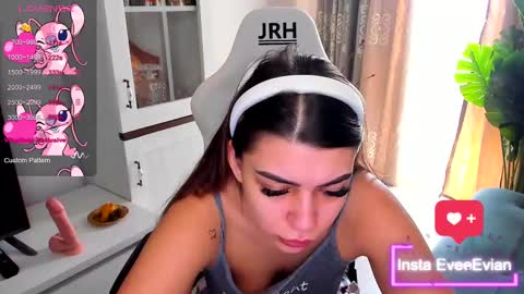 Snapshot of eveeevian chatting on 03-10-25, 10:15 eveeevian online show from 03-10-25, 10:15