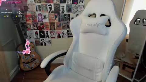 Evelina online show from 06-17-26, 01:19