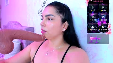 Snapshot of evelinn_belen chatting on 04-29-26, 11:58 Evelinn belen online show from 04-29-26, 11:58