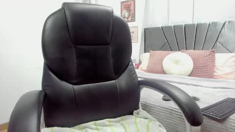 Evelyn online show from 03-12-25, 06:11