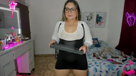Snapshot of evelyn_squirts chatting on 06-01-26, 10:44 Evelyn online show from 06-01-26, 10:44