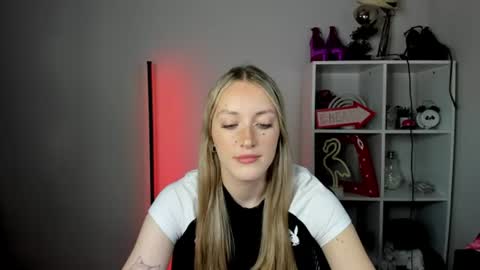 Snapshot of evelynblond chatting on 06-18-26, 12:31 evelynblond online show from 06-18-26, 12:31