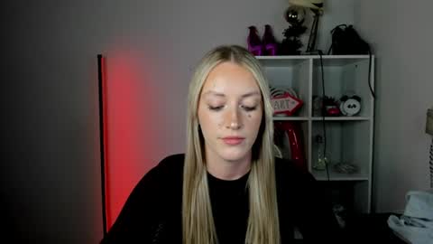 Snapshot of evelynblond chatting on 06-22-26, 01:52 evelynblond online show from 06-22-26, 01:52