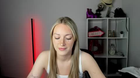 Snapshot of evelynblond chatting on 07-02-26, 12:33 evelynblond online show from 07-02-26, 12:33