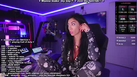 Snapshot of evelyne92 chatting on 12-20-24, 05:57 Evelyne online show from 12-20-24, 05:57