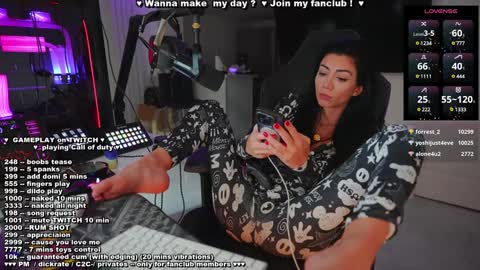 Snapshot of evelyne92 chatting on 12-20-24, 09:00 Evelyne online show from 12-20-24, 09:00