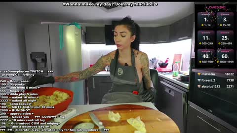 Snapshot of evelyne92 chatting on 12-24-24, 03:49 Evelyne online show from 12-24-24, 03:49