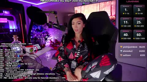 Snapshot of evelyne92 chatting on 12-29-24, 03:33 Evelyne online show from 12-29-24, 03:33