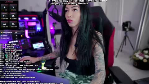 Snapshot of evelyne92 chatting on 02-22-25, 09:59 Evelyne online show from 02-22-25, 09:59