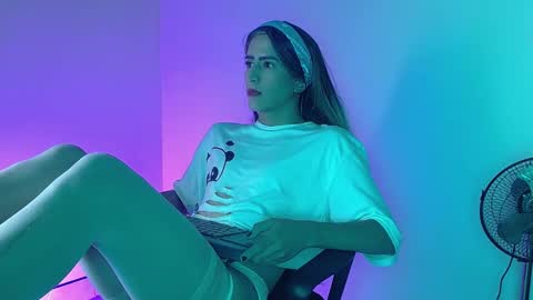 Snapshot of everly_monroe chatting on 10-17-25, 05:48 everly_monroe online show from 10-17-25, 05:48