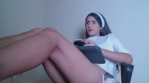 Snapshot of everly_monroe chatting on 11-10-25, 06:12 everly_monroe online show from 11-10-25, 06:12