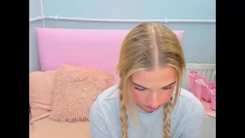 Snapshot of evettegold chatting on 10-28-25, 05:04 Eve online show from 10-28-25, 05:04