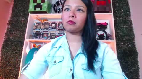 Snapshot of evybubbles_ chatting on 06-27-26, 08:03 Im Evy online show from 06-27-26, 08:03