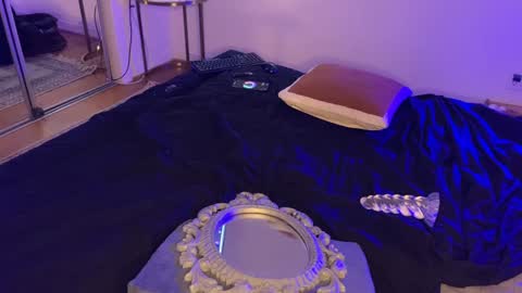 exhibitp online show from 02-05-25, 05:53