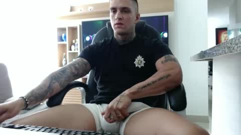 Snapshot of exotic_dude chatting on 02-06-25, 03:31 camilo online show from 02-06-25, 03:31