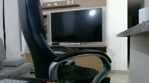 Snapshot of exotic_dude chatting on 02-14-25, 06:12 camilo online show from 02-14-25, 06:12