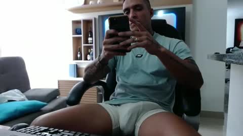 Snapshot of exotic_dude chatting on 09-30-25, 03:39 camilo online show from 09-30-25, 03:39