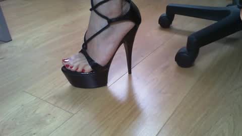 Snapshot of exquisite_elise chatting on 10-21-25, 01:23 Elise online show from 10-21-25, 01:23