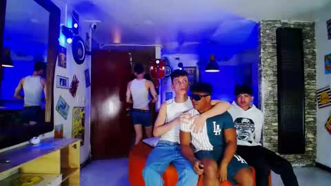 extrangers online show from 01-05-25, 12:10