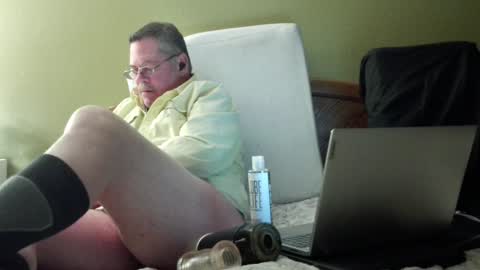 Eyeswideshut63 online show from 12-19-24, 08:56