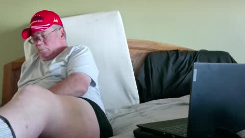 Eyeswideshut63 online show from 10-18-25, 10:43