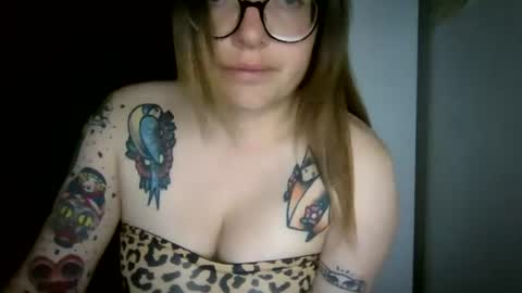Snapshot of ezlngirl chatting on 07-14-26, 04:39 Aimee online show from 07-14-26, 04:39