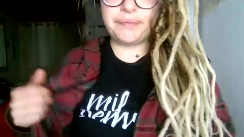 Snapshot of ezlngirl chatting on 07-19-26, 02:37 Aimee online show from 07-19-26, 02:37