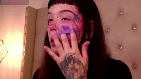 Snapshot of fairyflexxx chatting on 12-22-24, 08:27 Fairy online show from 12-22-24, 08:27