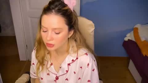 Snapshot of fairyilona chatting on 09-19-25, 06:59 Ilona online show from 09-19-25, 06:59