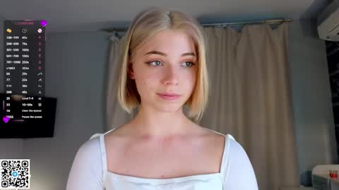 Snapshot of falinegelling chatting on 03-09-25, 01:37 Emilia online show from 03-09-25, 01:37