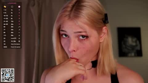 Snapshot of falinegelling chatting on 09-15-25, 04:23 Emilia online show from 09-15-25, 04:23