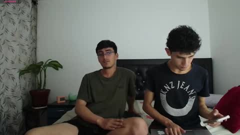 Snapshot of fallgays chatting on 10-06-25, 11:46 FallGays online show from 10-06-25, 11:46