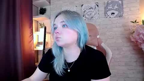 Snapshot of fancybella chatting on 10-28-25, 03:36 Bella online show from 10-28-25, 03:36