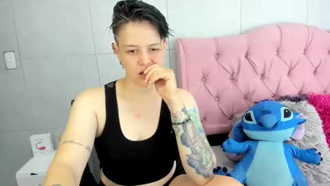 Snapshot of fanny_18 chatting on 11-11-25, 02:00 FANNY online show from 11-11-25, 02:00