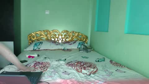 Snapshot of farfalina_hot chatting on 12-14-25, 06:41 farfalina online show from 12-14-25, 06:41