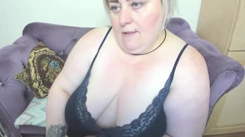 Snapshot of fashiona chatting on 10-11-25, 01:42 fashiona online show from 10-11-25, 01:42