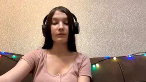 Aurora 18yo online show from 12-16-25, 08:19
