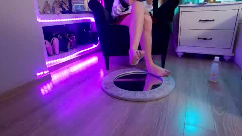 Snapshot of feetvibe chatting on 11-21-25, 12:15 FeetVibe online show from 11-21-25, 12:15