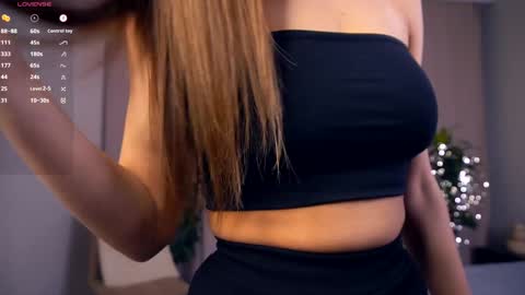 Snapshot of felissiany chatting on 03-10-25, 04:17 Hello im Nova online show from 03-10-25, 04:17