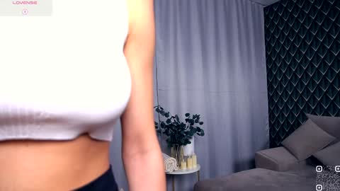 Snapshot of felissiany chatting on 11-10-25, 04:22 Hello im Nova online show from 11-10-25, 04:22