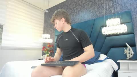 Snapshot of femboy_max chatting on 05-04-26, 11:28 Femboy Max online show from 05-04-26, 11:28