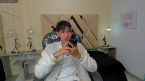 FER PHOENIX online show from 10-17-25, 03:20